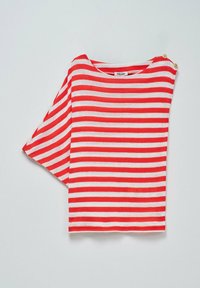 Top de manga corta a rayas rojas y blancas con un escote amplio y dos botones dorados en el hombro, hecho de una tela ligera.