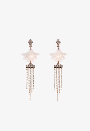 Boucles d'oreilles en or rose présentant des formes florales translucides avec une chaîne pendante. Rehaussées de strass clairs et d'un design en couches.