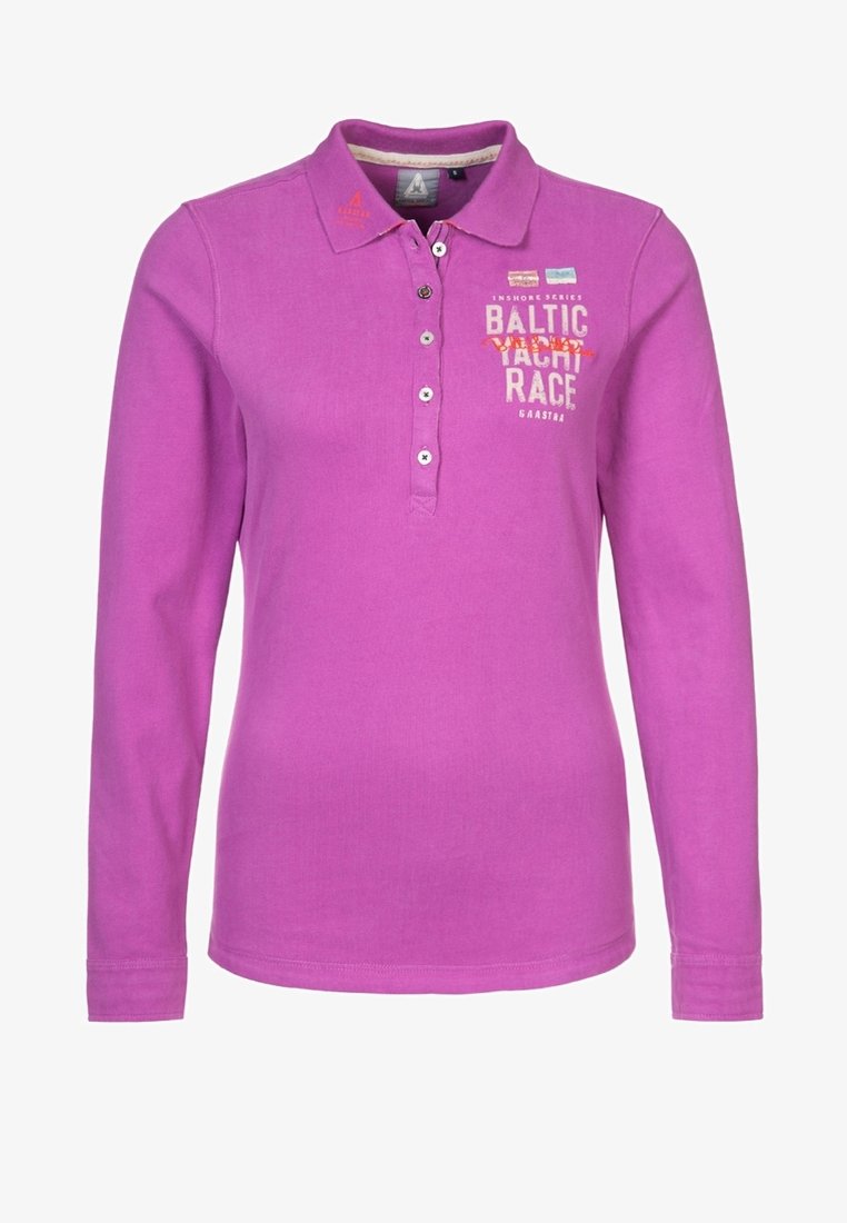 Polo de manga larga en algodón de color púrpura vibrante, con tapeta abotonada, texto bordado "BALTIC YACHT RACE" y logotipos en la parte superior izquierda.