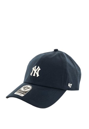 Gorra de béisbol ajustable azul oscuro con logo blanco "NY" en la parte frontal y marca "47" en el lateral y pegatina en la visera.
