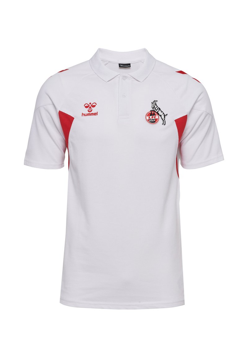 Vit pikétröja med röda detaljer och logotyp. Har en klassisk krage, korta ärmar och en stiliserad getemblem på bröstet.