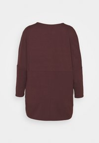 Effen lange mouwen bordeaux trui met ronde hals, gezien vanaf de achterkant tegen een witte achtergrond.