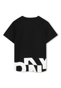 Zwarte t-shirt met korte mouwen, met een grote witte grafische print op de onderste zoom, gemaakt van zacht katoenen stof.