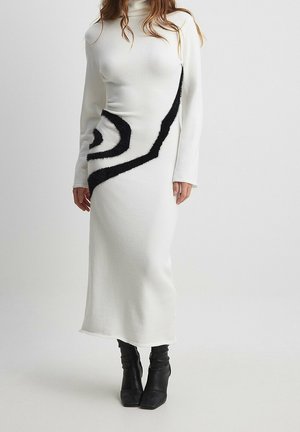 Stickad klänning - white