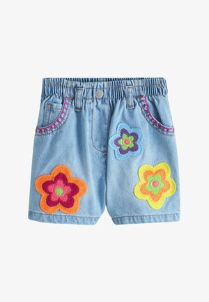 Lyseblå denim shorts til småbørn med elastisk talje, forlommer markeret med pink syninger og tre farverige hæklede blomsterapplikationer.