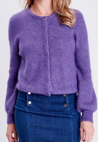 Fialový pletený kardigan s kulatým výstřihem, předním zapínáním na knoflíky a dlouhými kuličkovými rukávy, vyrobený z jemného a nadýchaného materiálu.