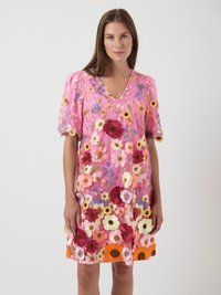 Klänning med rosablommig brodyr som har V-urringning och puffärmar. Blommönster i nyanser av rött, gult och lila med en texturerad yta.