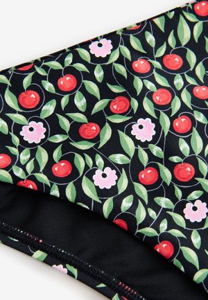 Crna tkanina s ponavljajućim uzorkom crvenih trešanja, ružičastog i bijelog cvijeća te zelenog lišća. Glatka tekstura; vidljivi su elastični rubovi.