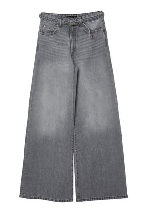 Jeans in denim grigio a gamba larga con una finitura sbiadita, dotati di vita alta, cinque tasche e passanti per cintura. Materiale in cotone resistente.