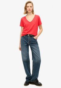 Superdry & Co EMBROIDERED V NECK  - Camiseta básica - cherry red