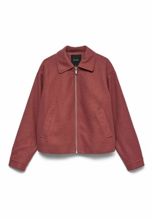 Rūsas sarkanas krāsas rāvējslēdzēja jaka ar apkakli, garām piedurknēm, sānu kabatām priekšpusē un taisnu apakšmalu, izvietota plakana uz baltas virsmas.