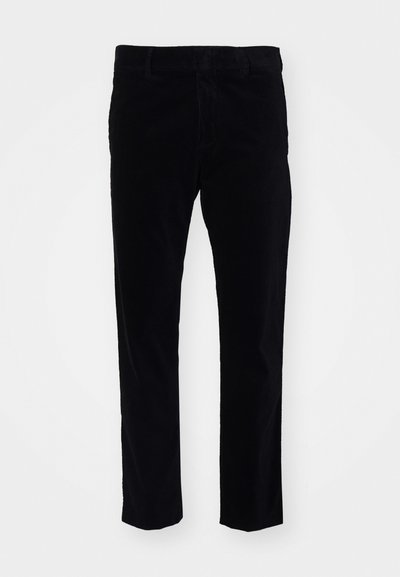 Pantalon en velours côtelé noir avec un design à jambe droite, présentant de subtiles rayures verticales et une taille standard. Pas d'ornements visibles.