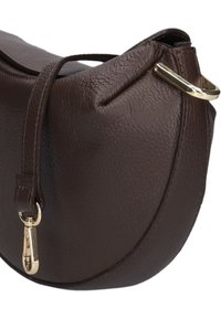 Bruine leren tas met een gebogen vorm, voorzien van een gestructureerd oppervlak en gouden hardware accenten. Inclusief een afneembare schouderband.