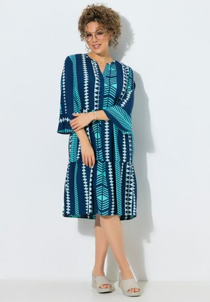 Ulla Popken KLEID, GRAFISCHER DRUCK, TUNIKA-AUSSCHNITT, 3/4-ARM - Robe de jour - ink blue