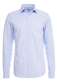 Camisa azul claro de botones con una fina textura de rayas y pequeños lunares rosa oscuro. Presenta un cuello recto y mangas largas.