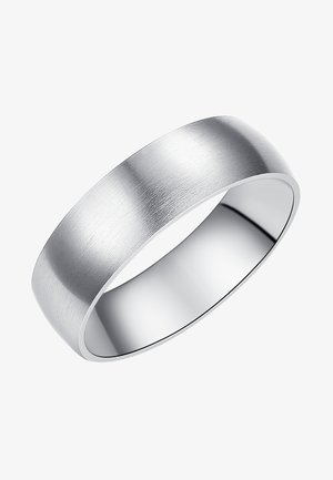 Matte silberfarbener Metall-Ehering mit einer glatten, gebürsteten Oberfläche und abgerundeten Kanten, schräg auf einem weißen Hintergrund dargestellt.