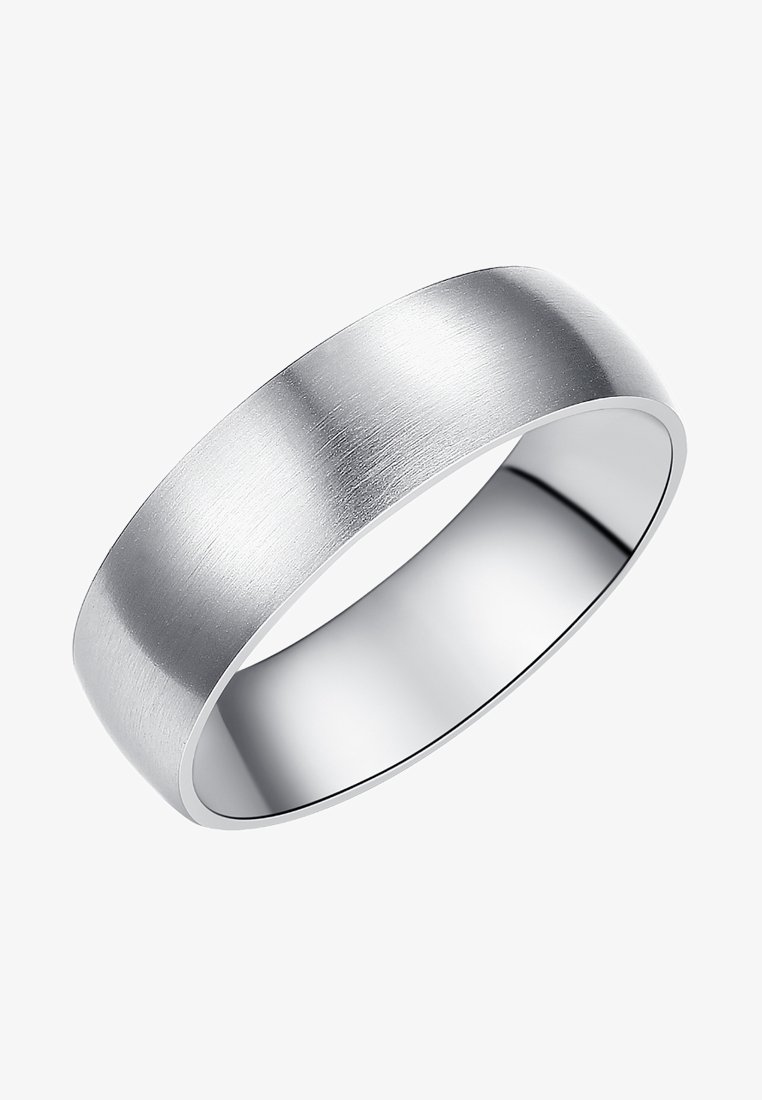 Matte-hõbedane metallist pulmaring, millel on sile harjatud tekstuur ja ümarad servad, kujutatud nurga alt valgel taustal.