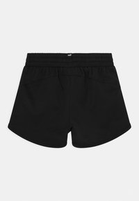 Bermudas deportivas negras con cinturilla elástica, textura suave y dobladillo redondeado, que presentan un pequeño logo en la parte trasera.