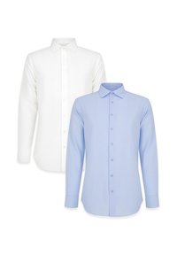 Dwie koszule z długim rękawem: jedna biała, a druga jasnoniebieska. Obie mają guzikowe zapięcie z przodu i klasyczne kołnierze, wykonane z gładkiego materiału.