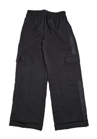 Pantaloni cargo neri con elastico in vita, tasche laterali e un sottile motivo di logo sul lato. Realizzati in un tessuto resistente.