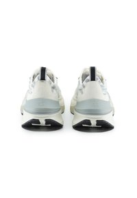 Hellgraue Laufschuhe mit einem Obermaterial aus Mesh und Wildlederakzenten, einer gepolsterten Sohle und einer schwarzen Gummisohle. Dicke hintere Fersenschlaufe für zusätzlichen Halt.