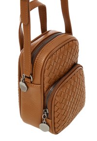 Borsa in pelle intrecciata di colore beige con due tasche con cerniera, tracolla regolabile e dettagli in metallo argentato. Forma rettangolare compatta.