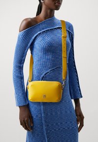 Tommy Hilfiger CHIC CAMERA BAG - Olkalaukku - city yellow