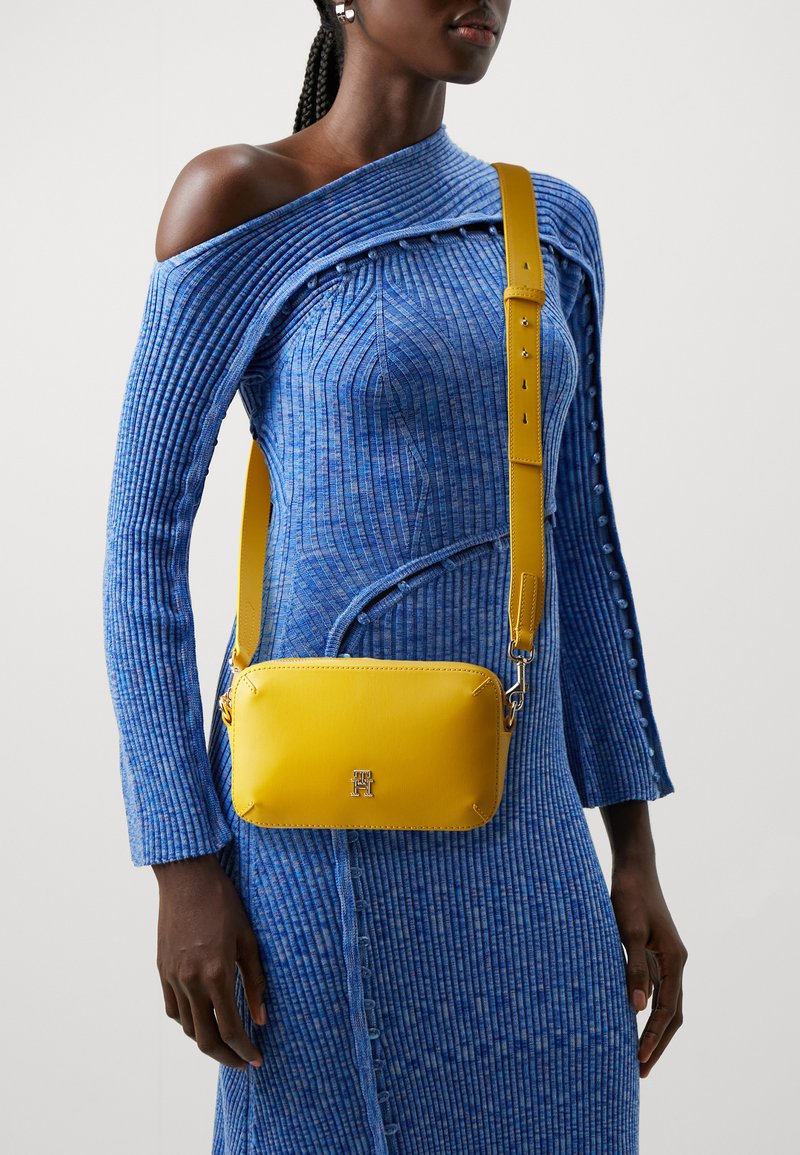 Tommy Hilfiger CHIC CAMERA BAG - Olkalaukku - city yellow