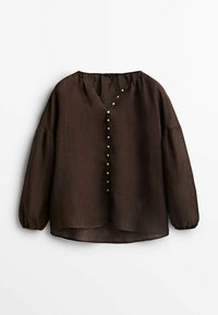 Blouse en lin marron avec un col en V, des manches longues à volants et un devant à boutons comportant de petits boutons en argent sur un côté.