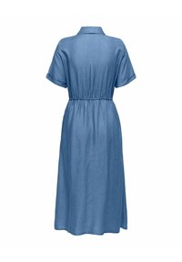 Niebieska midi sukienka jeansowa z krótkimi rękawami, kołnierzykiem, taliowaną talią i bocznymi rozcięciami, widziana od tyłu na białym tle.
