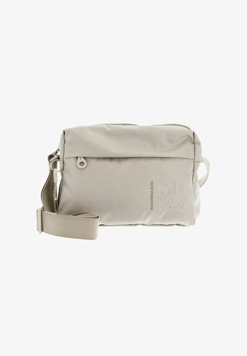 Sac bandoulière beige en tissu texturé, fermeture éclair sur le dessus, bandoulière ajustable et logo embossé à l'avant. Design robuste pour un usage quotidien.