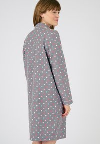 Accappatoio grigio con pois multicolori, lunghezza fino al ginocchio, maniche lunghe, texture morbida e colletto a revers. Piping semplice sui polsini delle maniche.