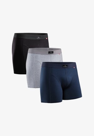 Kolme paria miesten bokseria mustana, harmaana ja tummansinisena. Valmistettu pehmeästä kankaasta, jossa on joustavat vyötärönauhat ja litteät saumat mukavuutta varten.