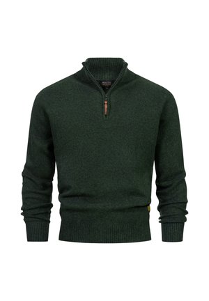 Dunkelgrüner Pullover mit Viertelreißverschluss-Kragen, Rippbündchen und Saum, aus einem weichen, strukturierten Stoff gefertigt, mit einem kleinen Logosticker.