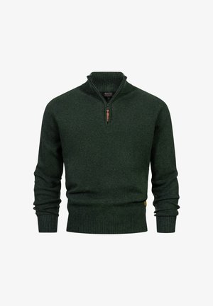 Dunkelgrüner Pullover mit Viertelreißverschluss-Kragen, Rippbündchen und Saum, aus einem weichen, strukturierten Stoff gefertigt, mit einem kleinen Logosticker.