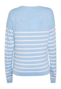 Maglione azzurro chiaro a maniche lunghe con righe bianche orizzontali, scollatura rotonda e una texture a maglia morbida. Design semplice e dalla vestibilità rilassata.
