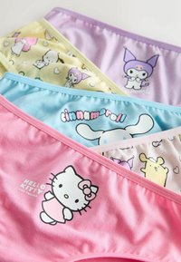 Quatre paires de sous-vêtements pour enfants colorés avec Hello Kitty et d'autres personnages de dessins animés sur des tissus rose, bleu, jaune et violet.