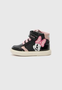 Sapatilha de cano médio em couro verniz preto com detalhes em rosa, apresentando um design da Minnie Mouse e uma fita de velcro para um fecho seguro.