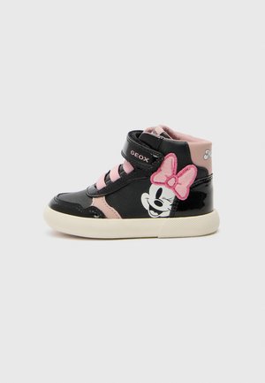 Baskets montantes en cuir verni noir avec des accents roses, ornées d'un design de Minnie Mouse et d'une sangle Velcro pour un maintien sécurisé.