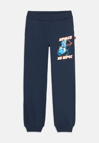 Himmelblaue Kinderhosen mit elastischem Bund und Bündchen, versehen mit einem blauen LEGO-Astronauten und dem Text "DER WELTALL IST EPISCH" am rechten Bein.