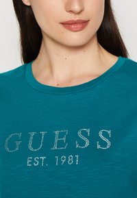 Guess 1981 CRYSTAL EASY TEE - Marškinėliai su spaudiniu - capri lake