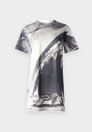 T-skjorte med grafikk som har et stort svart-hvitt bilde av en hai. Laget av pustende stoff, med korte ermer og rund hals.