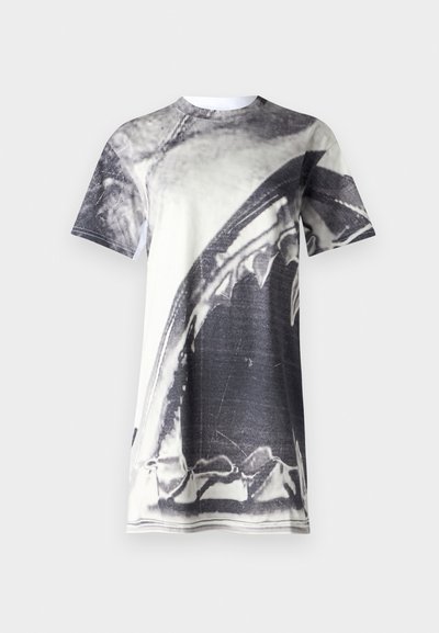 Grafiška marškinėliai su dideliu juodai baltu ryklių atvaizdu. Pagaminti iš kvėpuojančios medžiagos, trumpomis rankovėmis ir apvaliu kaklu.