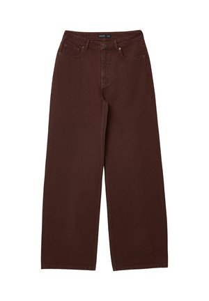 Jeans marroni a gamba larga con bottone e cerniera davanti, tasche frontali e passanti per cintura, mostrati su sfondo bianco.