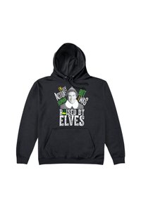 Felpa nera con cappuccio regolabile con cordino. Sul davanti è presente la scritta: «Sono in realtà umano, ma sono stato cresciuto dagli elfi» in colori e caratteri misti.