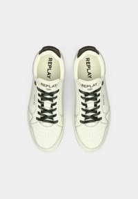 Ein Paar weiße Replay-Sneaker mit schwarzen Schnürsenkeln, Logo auf den Zungen, an den Seiten und schwarzen Fersenlaschen, von oben auf einem hellen Hintergrund betrachtet.