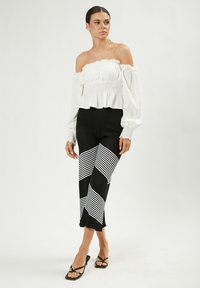 INFLUENCER OFF-SHOULDER - Camicetta - white