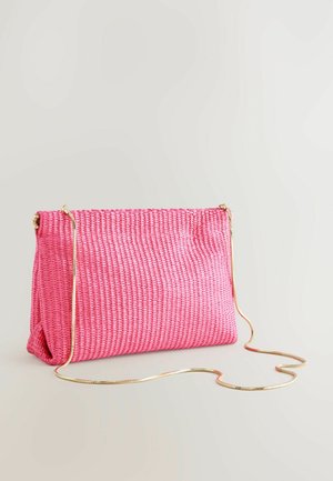 Rosa vävd handväska med en texturerad yta, rektangulär form och ett guld kedjebyte. Har en dragkedjestängning på toppen.