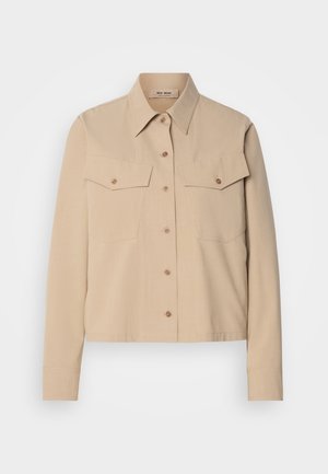 Beige Hemd mit Knopfleiste, Kragen, zwei Brusttaschen und langen Ärmeln. Hergestellt aus einem glatten Stoff mit subtiler Textur.