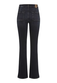 Dunkelblaue, ausgestellte Jeans aus Denim mit glatter Textur, sichtbaren Nähten und zwei Gesäßtaschen. Verfügt über ein quadratisches Lederetikett am Bund.